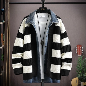 Herren Oversized Strickjacke mit schwarz-weißen Streifen und Denim-Fake-Lagen-Design im Trend