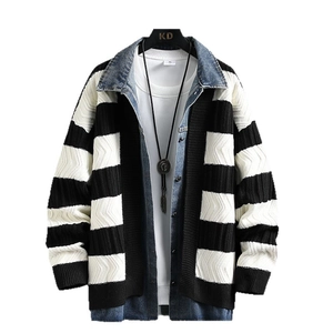 Herren Strickjacke in Schwarz-Weiß gestreift mit Denim-Hemd im Lagen-Look Design