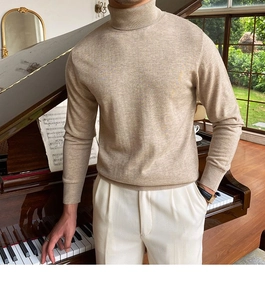 Nahaufnahme des schmal geschnittenen Rollkragenpullovers mit feiner Strickstruktur in Beige