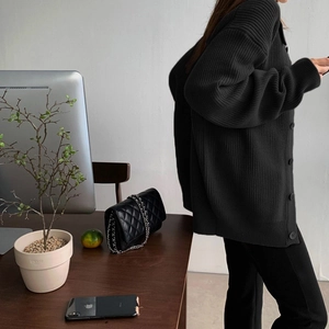 Nahaufnahme der vertikalen Rippstrick-Textur und des weichen Stoffes einer Strickjacke