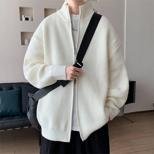 Detailaufnahme der beigen Herren Strickjacke mit grobem Rippstrick, Stehkragen und Reißverschluss