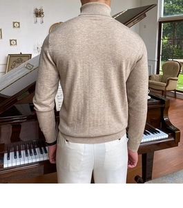 Detailansicht des beigen Rollkragenpullovers mit Fokus auf die weiche Rippstrick-Textur