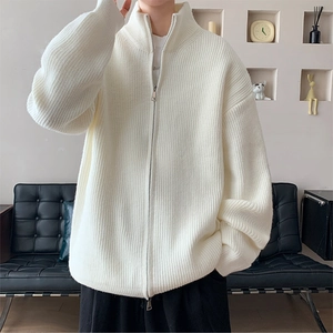 Nahaufnahme der grob gestrickten beigen Strickjacke mit Strukturstreifen und Silberreißverschluss