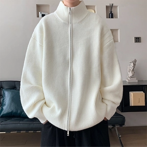 Detailansicht des weißen Grobstrickgewebes und des Premium-Metallreißverschlusses am Cardigan