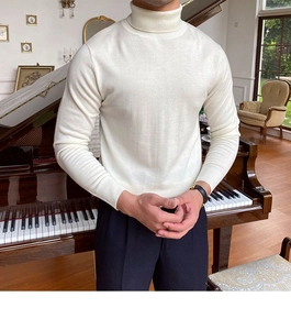 Detail eines schmal geschnittenen naturweißen Rollkragenpullovers aus feinem Strickstoff
