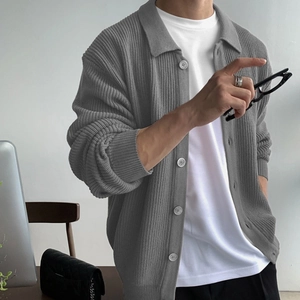 Detail der grauen Herren-Strickjacke mit strukturierter Optik und Reverskragen-Design
