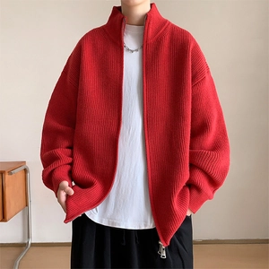 Details der schweren roten Rippstrickjacke mit hohem Kragen und glattem Metallreißverschluss