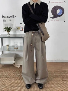 Outfit completo polo da uomo con colletto a quadri e pantaloni ampi color kaki