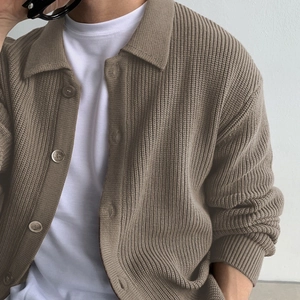 Nahaufnahme der Herren-Strickjacke mit vertikaler Rippstruktur und sauberem Knopfverschluss