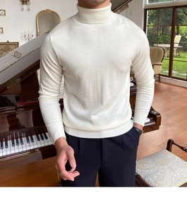 Nahaufnahme des Rollkragens und der feinen Strickstruktur des beigen Slim-Fit-Herrenpullovers