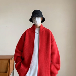 Detailaufnahme der roten Rippstrick-Textur und des Metall-Reißverschlusses am Herren-Cardigan