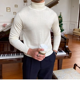 Herren Rollkragenpullover in Elfenbein mit schmaler Passform und feiner Rippenstruktur