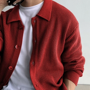 Detail eines roten Strick-Cardigans für Herren mit vertikaler Streifentextur und Reverskragen