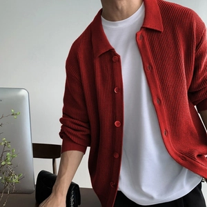 Detaillierte Nahaufnahme einer Herren-Strickjacke mit hochwertiger Rippenstruktur und Knöpfen