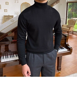 Detailansicht eines schwarzen schmal geschnittenen Rollkragenpullovers mit Rippbündchen