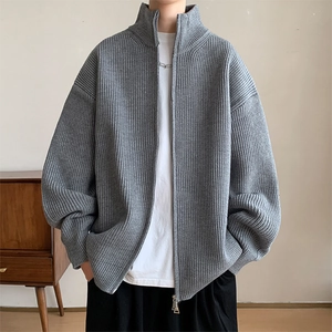 Detailaufnahme der grauen Strickjacke mit vertikalen Streifen und Reißverschluss