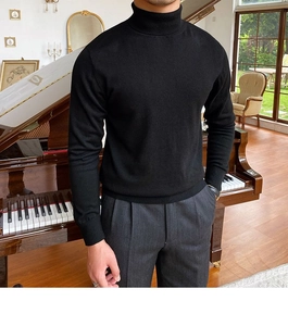 Detail der Rippbündchen und der feinen Stricktextur dieses schmal geschnittenen Rollkragenpulovers