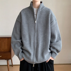 Nahaufnahme der dunkelgrauen Herrenstrickjacke mit Textur und doppeltem Metallreißverschluss