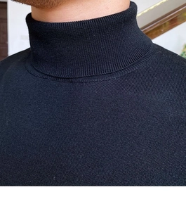 Detailansicht des schwarzen Rollkragenpullovers mit engem Rippstrickmuster am Ausschnitt