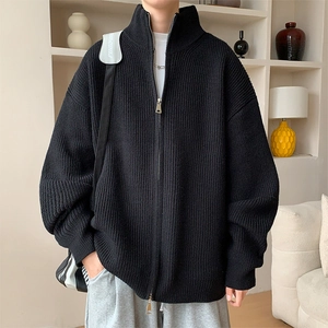 Detailaufnahme der schwarzen Rippstrickjacke mit Stehkragen und silbernem Metallreißverschluss