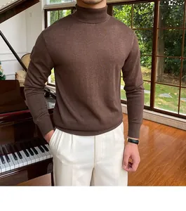 Detail eines schmal geschnittenen Herren-Rollkragenpullovers in Dunkelbraun für Business-Look