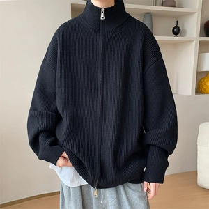 Detail der Herrenstrickjacke in Schwarz mit Rippenmuster und Metallreißverschluss