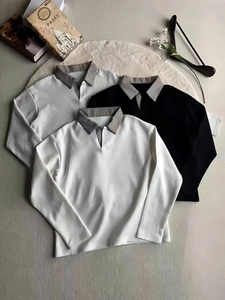 Dettaglio di polo multicolore con colletti a quadri e design a strati con scollo a V