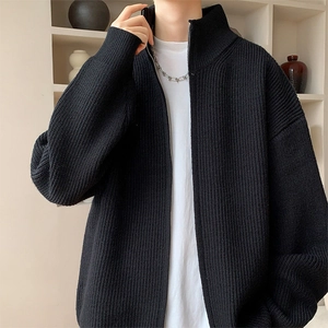 Detailaufnahme der schwarzen Herrenstrickjacke mit vertikalem Rippenmuster und Metallreißverschluss