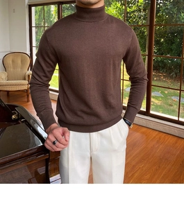 Detail eines schmal geschnittenen braunen Rollkragenpullovers mit feiner Strickstruktur