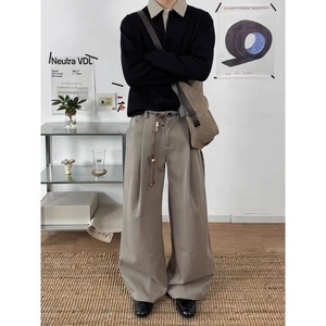 Polo da uomo con colletto a quadri effetto doppio strato e pantaloni grigi larghi