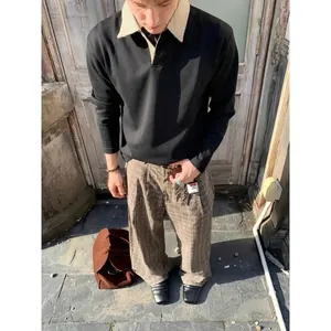 Polo da uomo con colletto a quadri e pantaloni a gamba larga coordinati in stile vintage