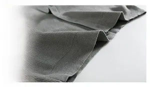 Vue macro de la texture en maille grise et détails de couture des boutons sur le gilet