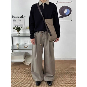 Polo nera da uomo con colletto scozzese e set di pantaloni grigi a gamba larga