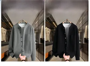 Détail du cardigan en maille pour hommes avec col rond et poche en gris et noir
