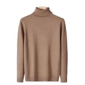 Eng anliegender Herren-Rollkragenpullover in Hellbraun mit vertikalem Rippenmuster