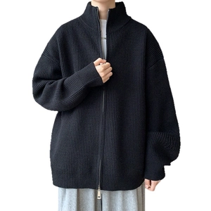 Dicker schwarzer Strickcardigan für Herren mit hohem Kragen und silbernem Reißverschluss