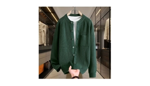 Détail du cardigan en maille vert foncé avec poignets côtelés et boutons classiques