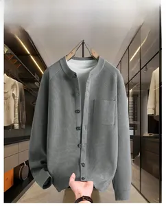 Détail d'un cardigan gris pour homme montrant les boutons et la poche de poitrine