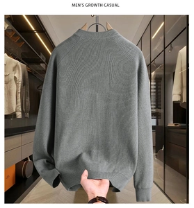 Détail de la texture en maille côtelée grise et du tissu élastique du pull pour hommes