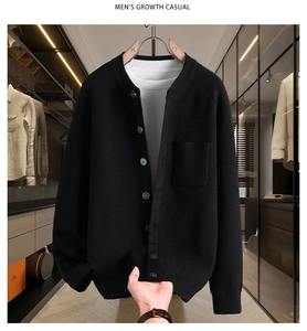 Détail d'un cardigan noir en maille pour homme avec texture fine, poche poitrine et boutons
