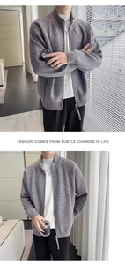 Dettaglio cardigan grigio uomo in maglia spessa con collo alto e polsini a coste