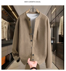 Vue détaillée du cardigan en maille kaki avec texture côtelée, col rond et poche