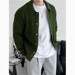 Dunkelgrüne Strickjacke für Herren mit Reverskragen und vertikalem Rippmuster