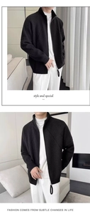 Dettaglio del cardigan in maglia nera con trama a coste verticali e collo alto con zip