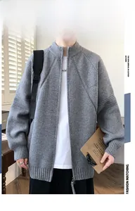 Dettaglio della trama a maglia e della cerniera metallica del cardigan grigio da uomo