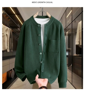 Vue détaillée du gilet en maille vert foncé pour homme avec col rond et poche sur la poitrine