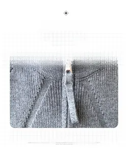 Dettaglio del cardigan grigio con trama a righe verticali e cerniera in metallo
