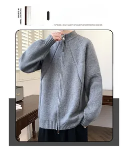 Dettaglio del cardigan grigio da uomo con zip che mostra la trama a righe e il collo alto