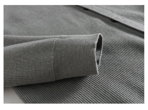 Vue macro des poignets en tricot côtelé gris et des détails de boutons pour gilet homme