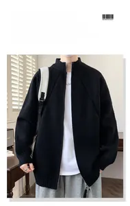 Dettaglio del cardigan in maglia nera con cerniera in metallo e polsini a costine